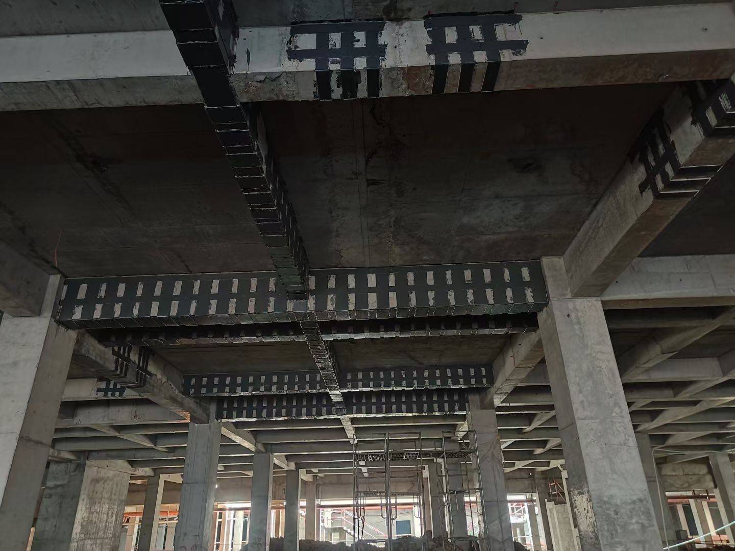 西安某新能源工厂设备机房粘钢碳纤维布加固