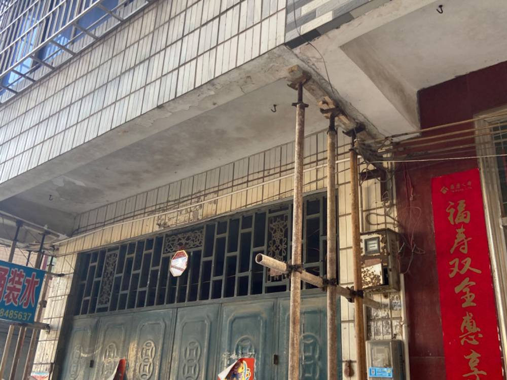 某楼房周边挖土方导致地基下沉锚杆静压桩加固